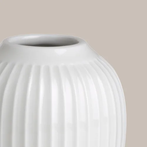 Vista 4 de Kahler Hammershoi - Jarrón de porcelana acanalada blanca, 4.1 pulgadas