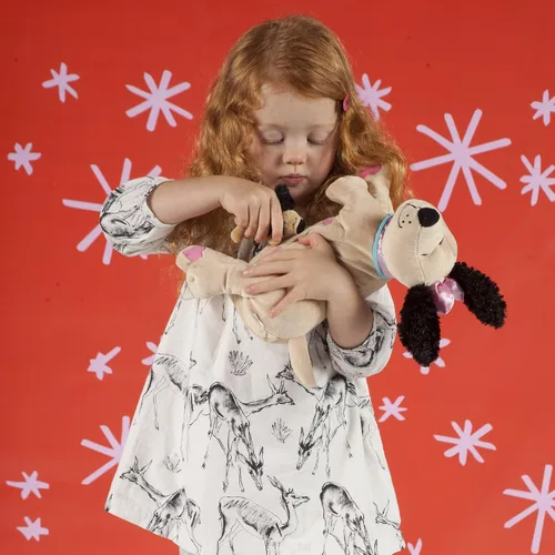 Vista 2 de Manhattan Toy Animal de peluche de perro lactante con cachorros de felpa