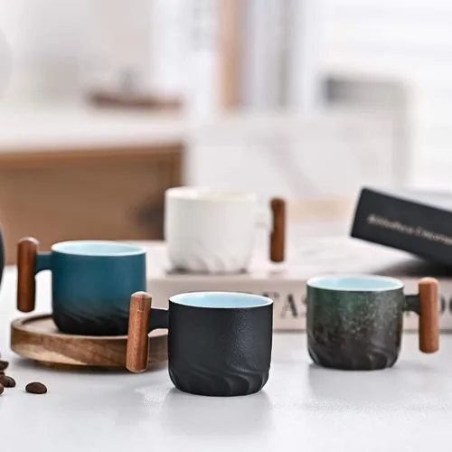 Vista 2 de Zurucily Juego de 2 tazas de espresso de 2 onzas, tazas de espresso de cerámica con asa de madera, tazas de té pequeñas Negro