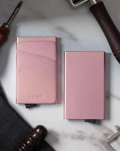 Vista 3 de VULKIT Cartera desplegable para tarjetas de crédito con ranuras de cuero adicionales con bloqueo RFID, funda delgada de metal para tarjetas, Rosa