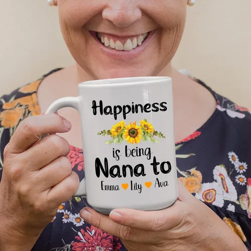 Vista 3 de Taza con texto en inglés «Happiness Is Being Nana» – Taza personalizada para abuela con nombres de nietos – Taza de abuela nueva – Regalo