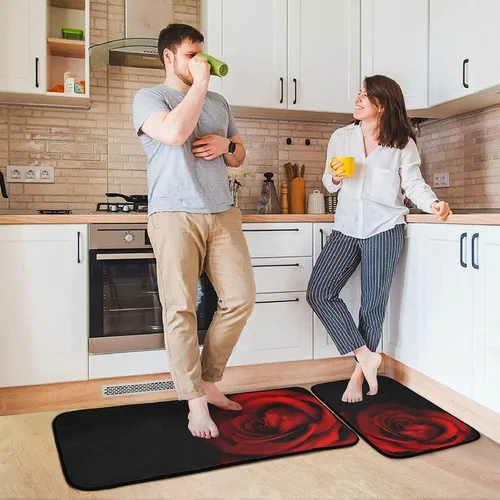 Vista 6 de Juego de 2 tapetes de cocina con rosas rojas, color rojo rosa, suave, antifatiga, juego de tapetes de cocina color negro con flores antideslizantes