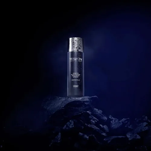 Vista 3 de 111Skin Celestial Black Diamond Essence, restaura la opacidad y apoya la fórmula antienvejecimiento de colágeno, péptidos de diamante y cobre