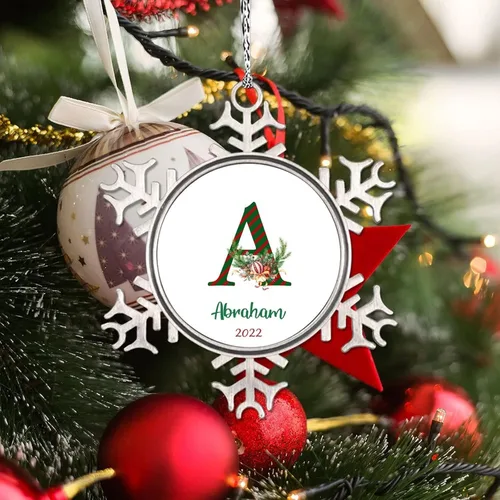Vista 3 de Monograma inicial letra A copo de nieve, adorno de bayas de pino de Navidad para decoración de árbol de Navidad, adornos de Navidad personalizados