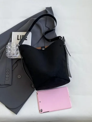 Vista 4 de Bolso de cubo vintage de gamuza marrón - Bolso de mano de tendencia otoñal con bolsa desmontable, bolso de hombro para mujer y bolso de trabajo