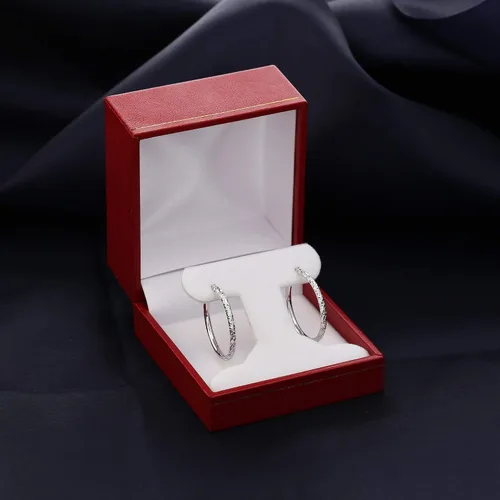 Vista 5 de Aretes de aro redondos grabados a mano de oro de 14 quilates con corte de diamante, 1 pulgada de diámetro
