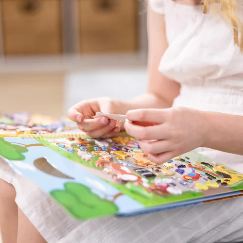 Vista 6 de Juego con pegatinas en relieve, de la marca Melissa & Doug, Libro de actividades "lugar de mascotas" con adhesivos acolchados