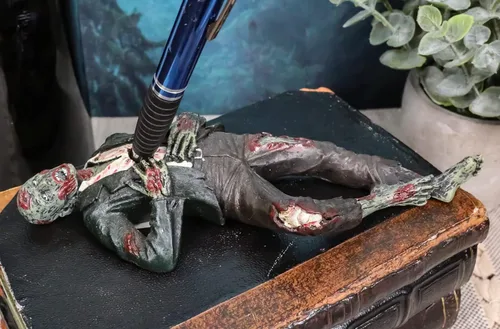 Vista 9 de Ebros Gift Walking Dead Walker Hunter Empaled Zombie - Soporte para lápices de escritorio de oficina de 6.75 pulgadas de largo