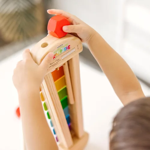 Vista 3 de Xilófono de ciempiés Melissa & Doug, un juguete musical con mazos de madera