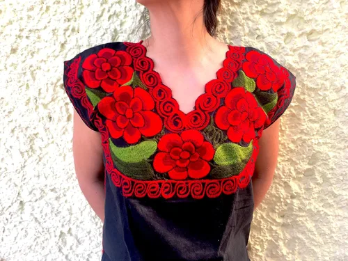 Vista 8 de Casa Fiesta Designs Blusa mexicana floral - Auténtica blusa bordada de Chiapas, hecha a mano, color negro con flores rojas, Negro