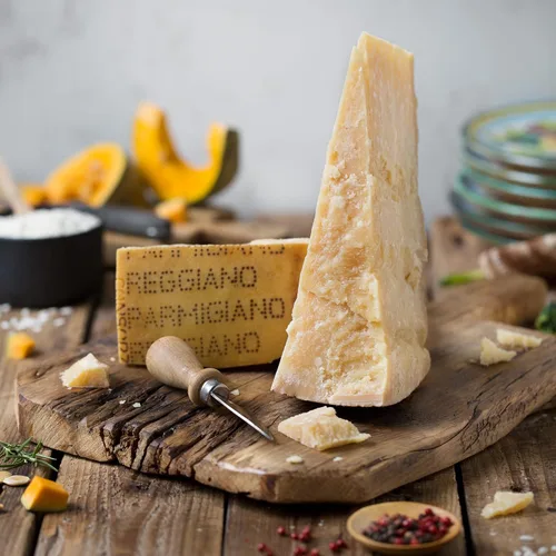 Vista 9 de Trío de degustación de Parmigiano Reggiano DOP de 18, 24, 36 meses 3x2.2 lb - 1 por envejecimiento - (3x1kg) - El único parmesano - EMILIA FOOD LOVE