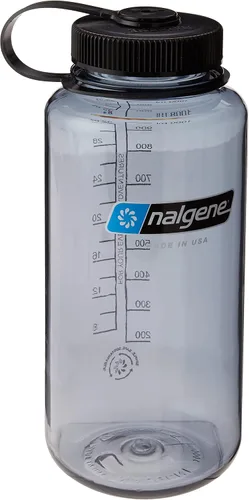 Vista 2 de Nalgene Sustain Tritan - Botella de agua sin BPA, 32 onzas, boca ancha, gris con tapa negra y botella de agua Sustain Tritan sin BPA fabricada