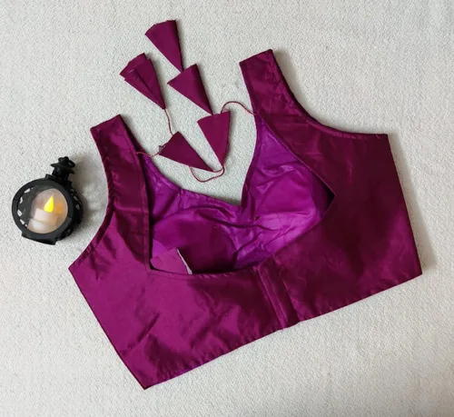 Vista 3 de Banarasi - Blusa de seda con cuello en V y cuello en V, sin mangas, confeccionada para mujer
