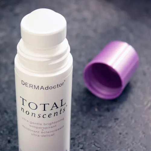 Vista 2 de DERMAdoctor Total Nonscents - Antitranspirante iluminador ultra suave, 3 onzas