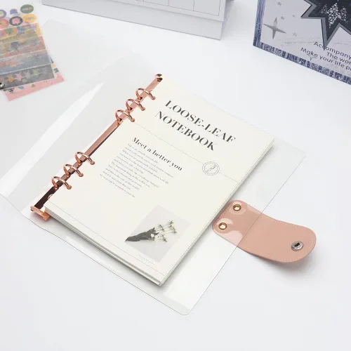 Vista 5 de Carpeta transparente A5 con 6 anillas, cubierta de PVC suave, anillo redondo de oro rosa, botón a presión, protector de cuaderno recargable con 90