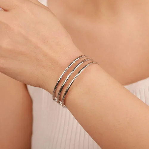 Vista 2 de Kercisbeauty Pulsera de acero inoxidable martillada vintage para mujer, pulsera con textura ajustable, joyería apilable