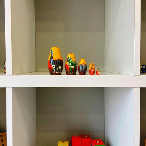 Vista 9 de AEVVV Juego de 5 muñecas anidables de dinosaurio, muñeca Matryoshka con figuras de dinosaurios - Dinosaurio de madera - Decoración de habitación