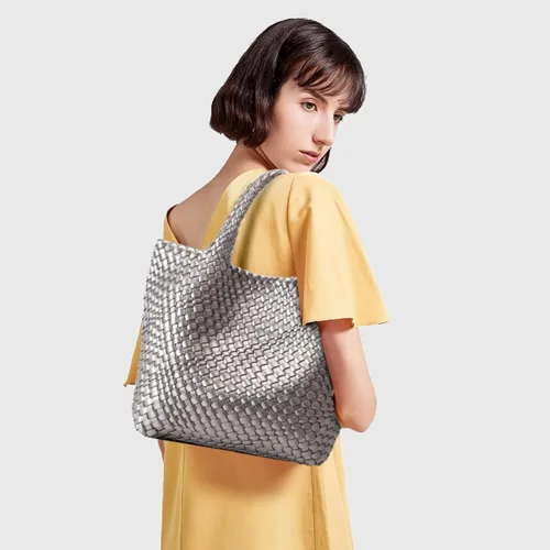Vista 2 de Queenoris Bolso tejido para mujer, bolso de mano de cuero vegano grande para verano, playa, viaje, bolso y bolso retro hecho a mano