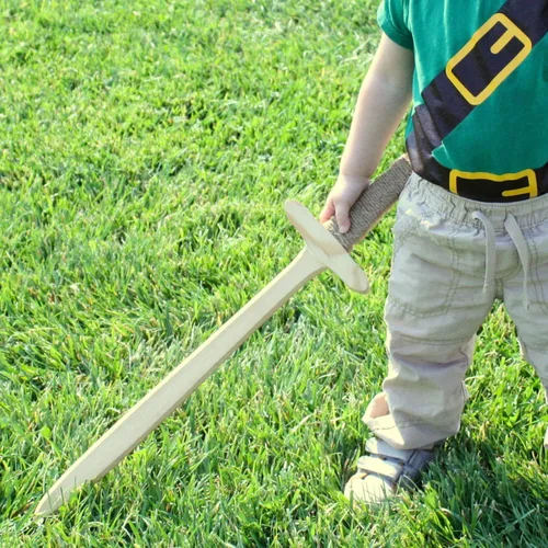 Vista 2 de Adventure Awaits! Espada de juguete de madera para niños con mango envuelto en yute Paquete de 2 Ligero y duradero para niños imaginativos Juego