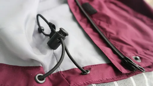 Vista 4 de Acme Projects Chaqueta impermeable 100% impermeable, transpirable, con costuras selladas, 393.701in105.82oz, cremalleras YKK, Burgundy, 38