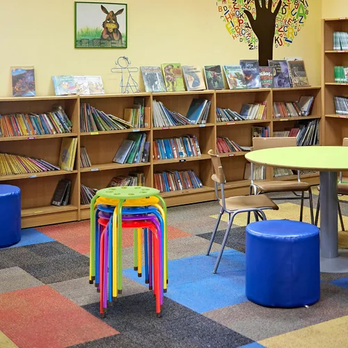 Vista 2 de Norwood Muebles Comerciales Taburetes Apilables para Niños y Adultos, 17.75" Altura Estándar Taburetes Portátiles Anidables de Oficina y Aula