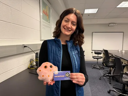 Vista 3 de GIANT MICROBES Peluche de macrófagos: aprende sobre la sangre, la salud y el sistema inmunológico, regalo memorable para amigos, familiares