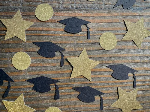 Vista 2 de Confeti de fiesta de graduación negro y dorado con gorras, estrellas y círculos
