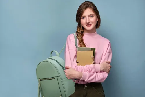 Vista 2 de Mini mochila antirrobo para mujer, bonita mochila escolar para adolescentes y niñas con cremallera segura y borla, forro polar verde con licencia