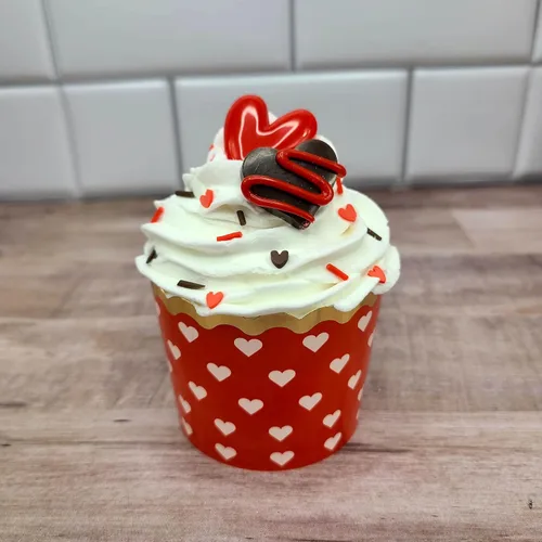 Vista 2 de Cupcake de San Valentín, corazones rojos y blancos y corazón de chocolate para tu bandeja escalonada, cupcakes de corazón, barra de cacao caliente