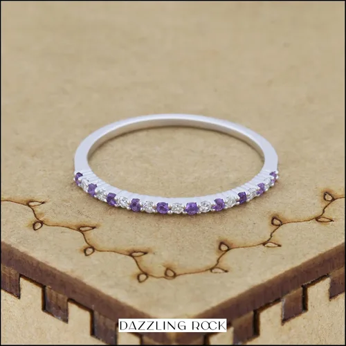 Vista 4 de Dazzlingrock Collection Alianza de boda apilable redonda de amatista y diamante blanco para mujer en oro