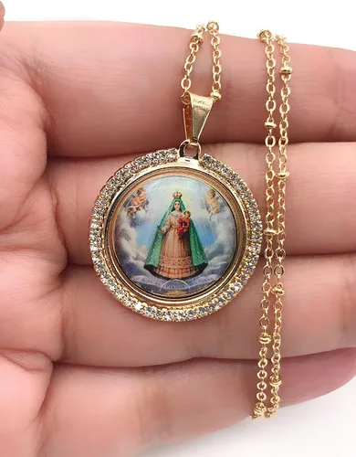 Vista 5 de LESLIE BOULES Collar con colgante de Virgen Caridad del Cobre cadena chapada en oro de 18 quilates joyería religiosa Latón No es una piedra preciosa