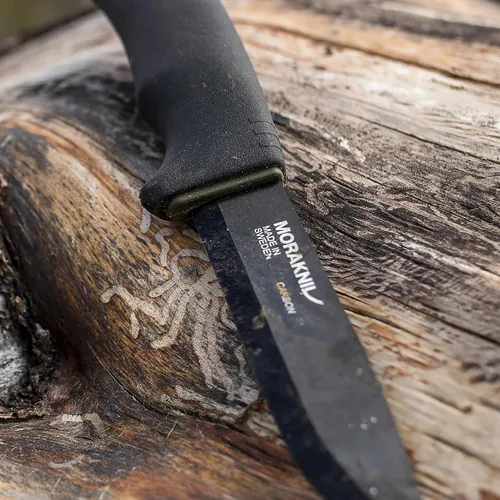 Vista 8 de Morakniv Cuchillo de Supervivencia Bushcraft de Hoja Fija de Acero al Carbono con Funda y Encendedor de Fuego, Negro, 4.3 Pulgadas
