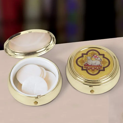 Vista 2 de Cordero de Dios Agnus Dei en tono dorado con tapa epoxi, 2 1/4 pulgadas