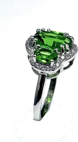 Vista 2 de R6264 Anillo clásico de plata de ley de 4.1 quilates con cojín helenita y ovalado de 3 piedras
