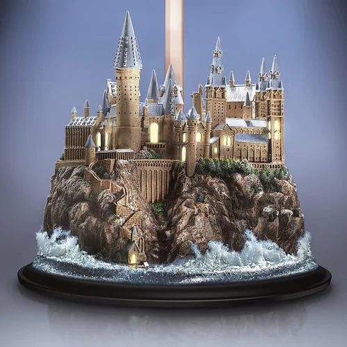 Vista 3 de The Bradford Exchange Lámpara de mesa Harry Potter Castillo de Hogwarts, edición limitada coleccionable, ventanas iluminadas del castillo y pantalla