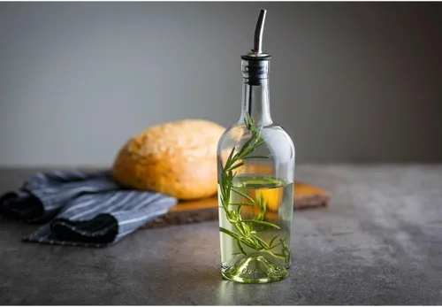 Vista 3 de Tablecraft Inicio Botella de Jarabe de Vidrio con Vertedor de Acero Inoxidable Ventilado - 17.5 fl oz