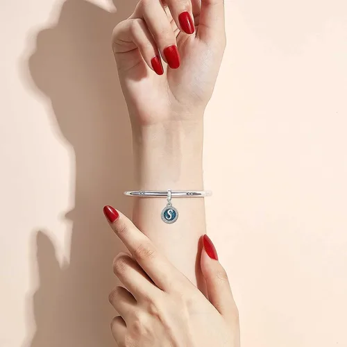 Vista 3 de KunBead Dijes azules con inicial de letras para pulseras, dije de cuentas de amor del alfabeto, dije para mujeres y niñas, collar colgante colgante
