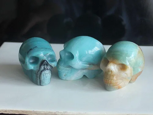 Vista 4 de Figura de calavera de piedras preciosas mixtas tallada a mano de 2 pulgadas para decoración del hogar (Amazonita)