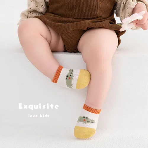 Vista 3 de Fly love 8 pares de calcetines de tobillo antideslizantes para bebés, calcetines de algodón con agarre bajo para niños pequeños, diseños de animales