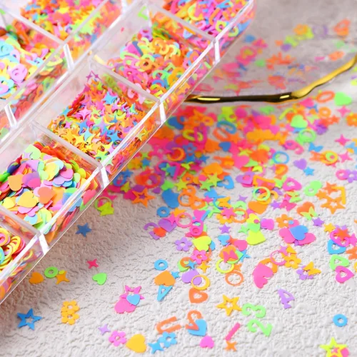 Vista 2 de Juego de 12 cuadrículas coloridas con diseño de corazón para uñas, lentejuelas con purpurina 3D, holográfico, paquete mixto, diseños de letras