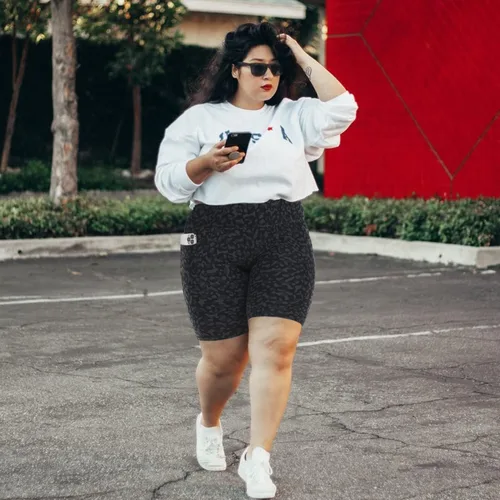 Vista 3 de MOREFEEL Pantalones cortos de ciclismo de talla grande de 8 pulgadas con bolsillos para mujer, cintura alta, control de abdomen, pantalones cortos