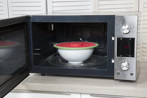 Vista 5 de Charles Viancin - Tapa de silicona sandía para almacenamiento de alimentos y cocción - 8 pulgadas - Sellado hermético en cualquier superficie lisa