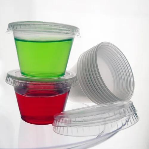 Vista 2 de Party Essentials Vasos desechables de gelatina/chupito de plástico de 2.5 onzas con tapas, 100 unidades, transparente