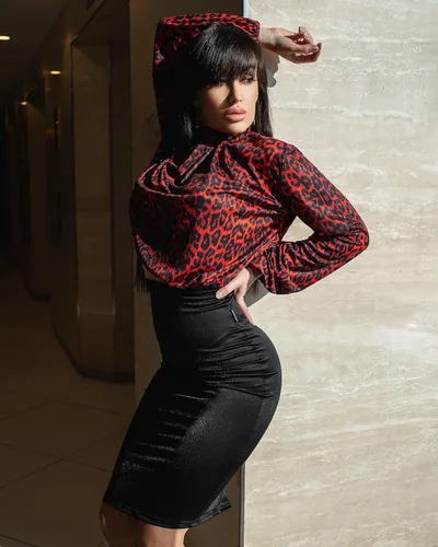 Vista 3 de Bona Fide Top de manga larga para Mujer Camisa Puff Leo Red