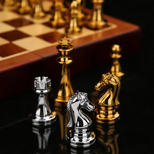 Vista 7 de Juego de ajedrez de madera de 11 pulgadas para adultos con piezas de Plata y oro de 11 pulgadas