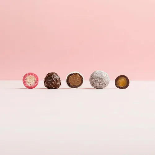 Vista 3 de Sugarfina Caramelos de sal marina de chocolate oscuro, bolsa a granel de 1 lb