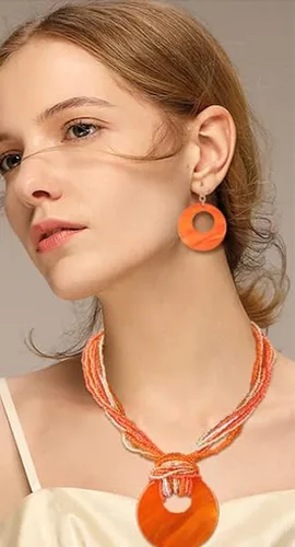 Vista 3 de Coiris - Collar llamativo de múltiples hebras con cuentas coloridas y con dije de gran concha circular para mujer