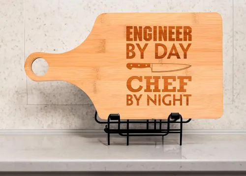 Vista 4 de Ingeniero de regalo de ingeniería por día Chef por noche STEM Matemáticas Paddle Tabla de cortar de bambú en forma de bambú Natural Wood, Ideal