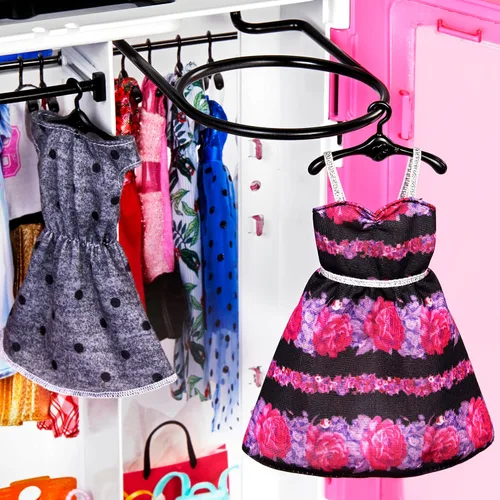 Vista 5 de Barbie Fashionistas - Muñeca y juego de armario definitivo con ropa y 12 accesorios, muñeca rubia de moda y juguete de armario rosa
