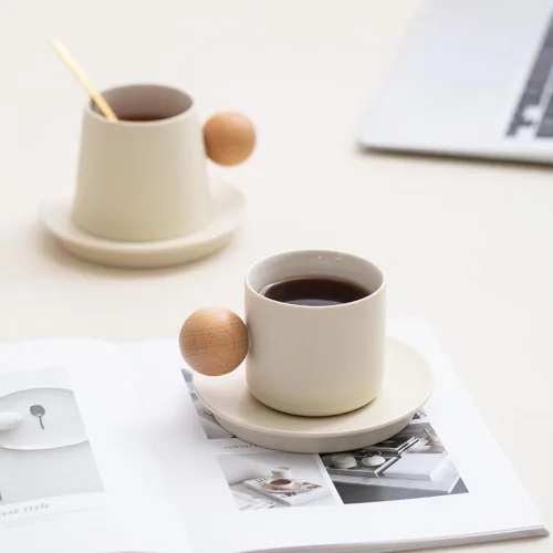 Vista 4 de Sizikato Juego de taza y platillo de porcelana con mango de bola de madera, taza de café de 7 onzas